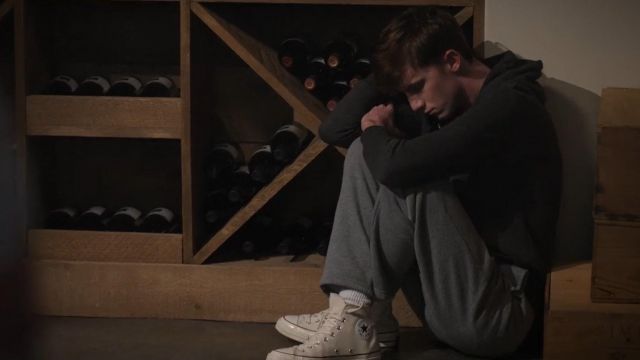 The pair of white Converse Greg Dewey (Seth Meriwether) in The Society (S01E05)