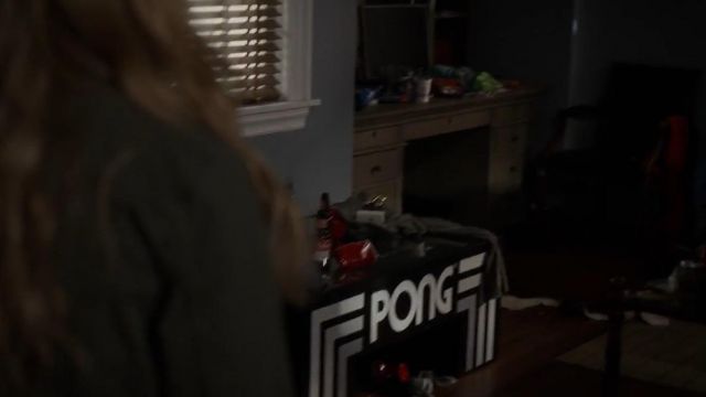 The coffee table Atari Pong in the chamber of Harry (Alex Fitzgerald) in The Society (S01E07)