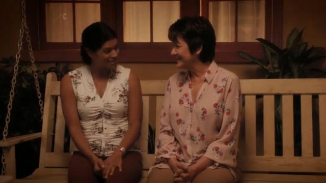 T Tahari Sleeveless V Neck Printed Blouse worn by Xiomara Villanueva (Andrea Navedo) in Jane the Virgin (S05E08)