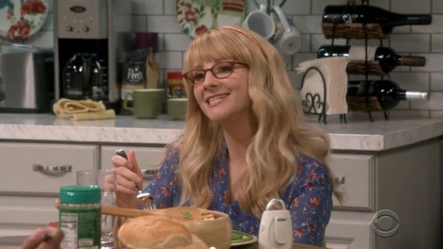 KUT From Kloth Jasmine Top worn by Bernadette Rostenkowski (Melissa Rauch) in The Big Bang Theory (S12E22)