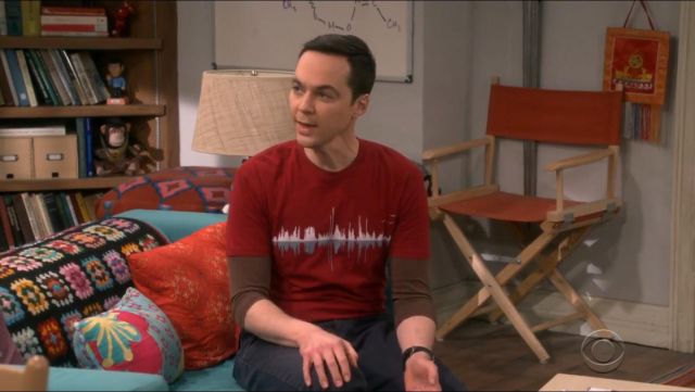 La conception Par l'Homme, de la Musique de la Ville de T-Shirt porté par Sheldon Cooper (Jim Parsons) dans La Théorie du Big Bang (S12E22)