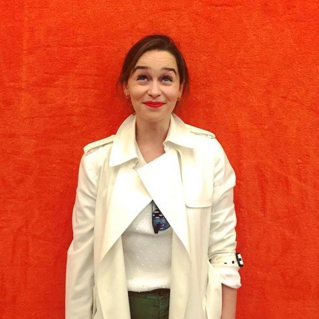 The trench coat worn by Emilia Clarke on his account Instagram @emilia_clarke