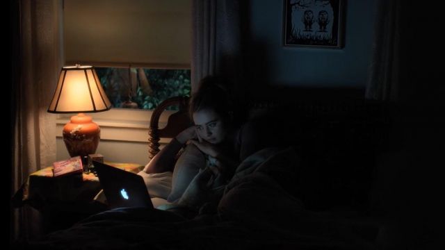 The Apple computer MacBook Air Combines Pressman (Kathryn Newton) in The Society (S01E06)