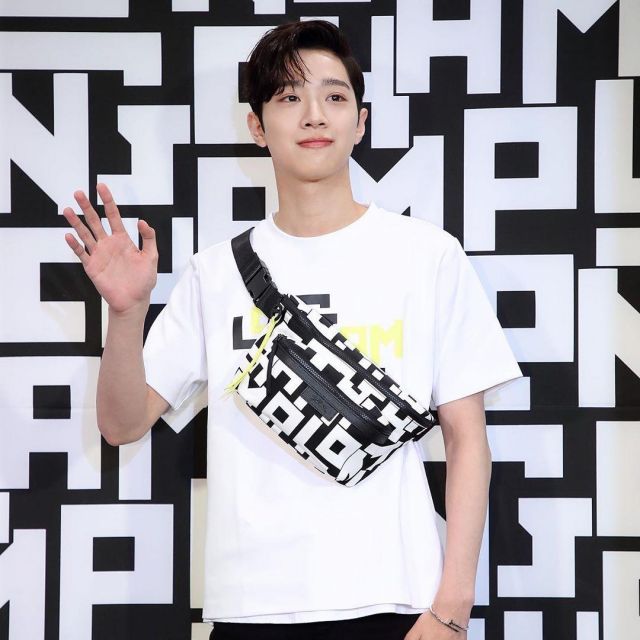 Le t-shirt blanch Longchamp de Lai Kuan-Lin sur le compte instagram de @longchamp