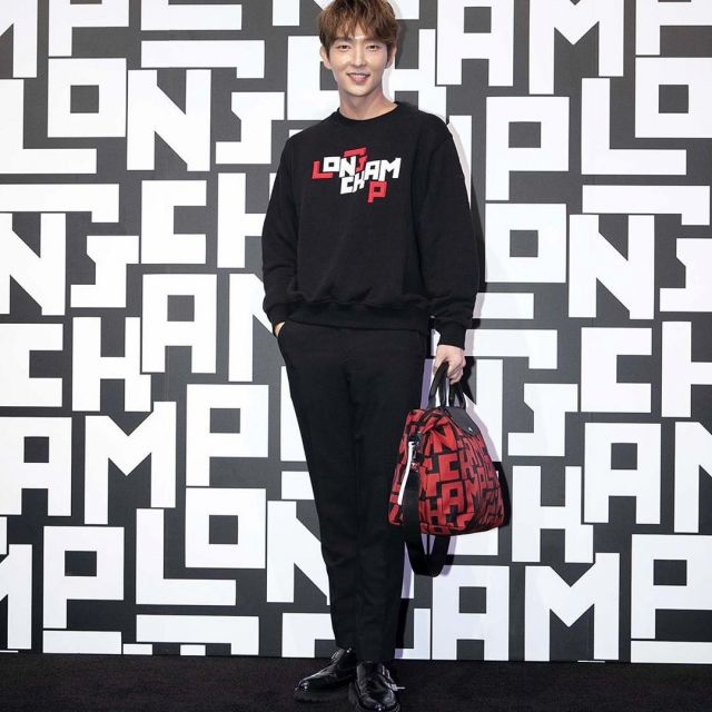 Le sac Pliage noir et rouge LGP x Kendall Jenner de Lee Joon-gi sur le compte instagram de @longchamp