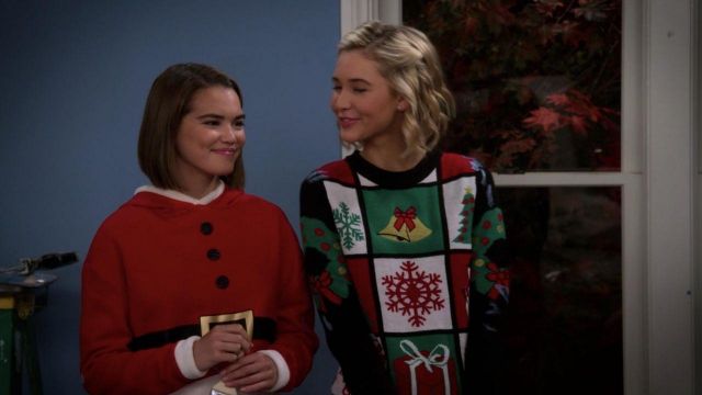 Le pull de Père Noël porté par Alexa Mendoza (Paris Berelc) dans Alexa And Katie S02E08