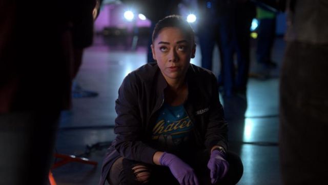 The t-shirt Whatever of Ella Lopez (Aimee Garcia) in Lucifer (S04E03)