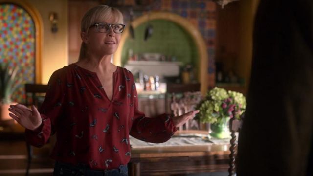 La blouse imprimée papillon de Linda Martin (Rachael Harris) dans Lucifer (S04E04)
