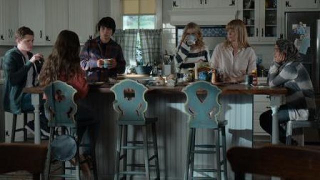 The black sweater and white with large stripes of Allie Pressman (Kathryn Newton) in the series the Society (S01E02)