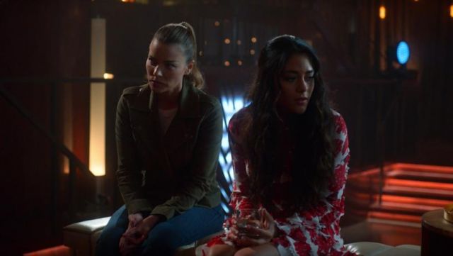 The white dress with red flowers of Eve (Inbar Lavi) in Lucifer (S04E05)