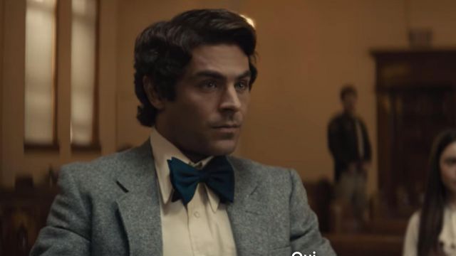 Le noeud papillon large bleu de Ted Bundy (Zac Efron) dans Extremely Wicked, Shockingly Evil and Vile