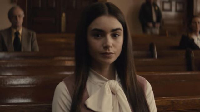 La chemise blanche avec col noeud de Liz Kendall (Lily Collins) dans Extremely Wicked, Shockingly Evil and Vile