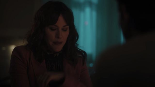 The blazer pink velvet Joy of Mary Andrews (Molly Ringwald) in Riverdale (S03E22)