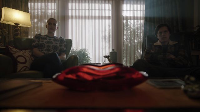The sweater floral Kate Spade worn by Betty Cooper (Lili Reinhart) in Riverdale (S03E22)