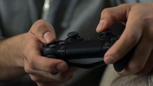 The controller Playstation PS4, noticed in The Society (S01E10)