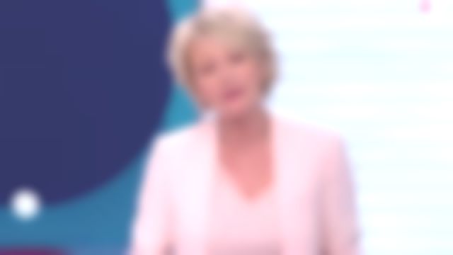 Chaqueta rosa sin cuello de Sophie Davant en el programa C'est au el 21.05.2019