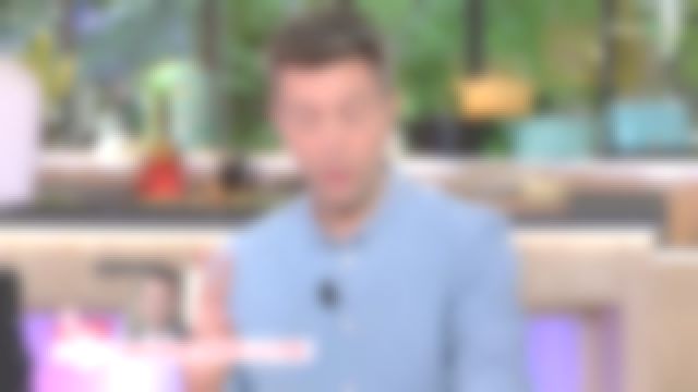 La chemise en jean portée par Maxime Switek dans C à vous du 21 mai 2019