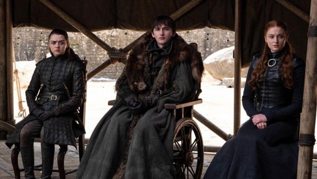 La réplique du collier de Sansa Stark (Sophie Turner) dans Game of Thrones (S08E06)
