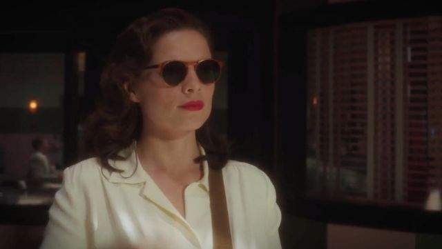 Les lunettes de soleil portées par Peggy Carter (Hayley Atwell) dans Marvel Agent Carter (S01E01)