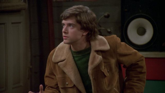 The bomber jacket brown worn by Eric Forman (Topher Grace) in " That '70s Show S05E10