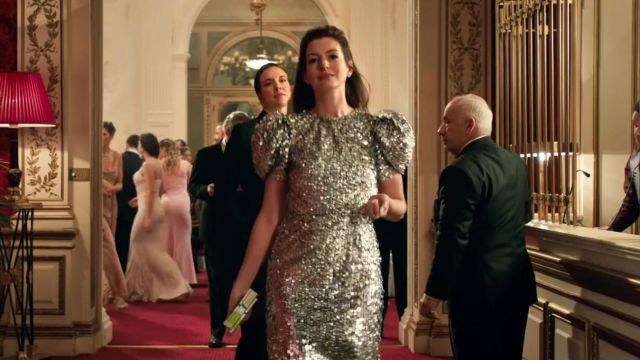 Silver dress worn by Josephine Chesterfield (Anne Hathaway) in The Hustle