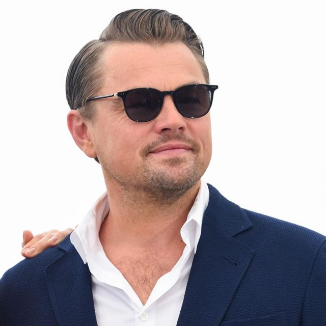 Les lunettes de soleil noires arrondies de Leonardo DiCaprio sur le Photocall du film de Tarantino le 22 mai 2019 au Festival de Cannes
