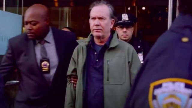 La veste vert kaki portée par Leon Bechley (Timothy Hutton) dans la saison 1 de Not Just Me