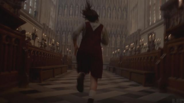The red overall dress of Lyra Belacqua (Dafne Keen) in His Dark Materials (S01)