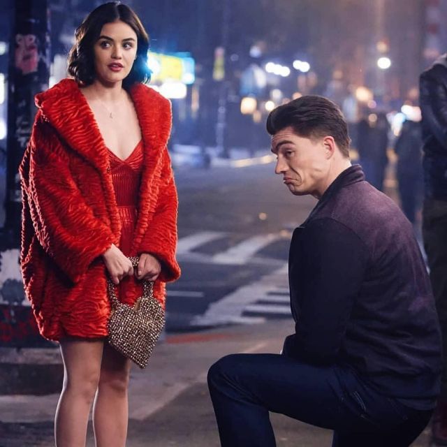 The bomber dark double zipper Ko Kelly (Zane Holtz) on the first pictures of the pilot of the series Katy Keene