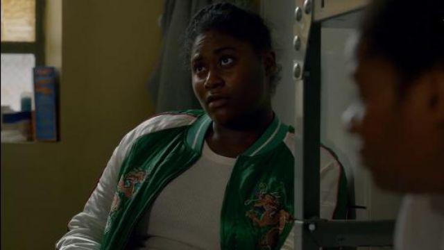 Topshop 'Leo' Dragon Embroidered Bomber Jacket usado por Tasha 'Taystee' Jefferson (Danielle Brooks) en Orange Is the New Black (S05E03)