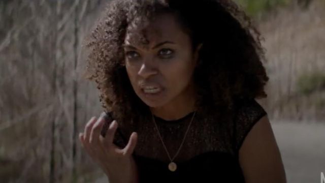 The necklace medal gold Lizzie (Logan Browning) in The Perfection