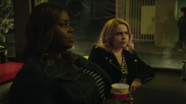 Le blouson de moto en daim noir porté par Annie Marks (Mae Whitman) dans Good Girls (S02E02)