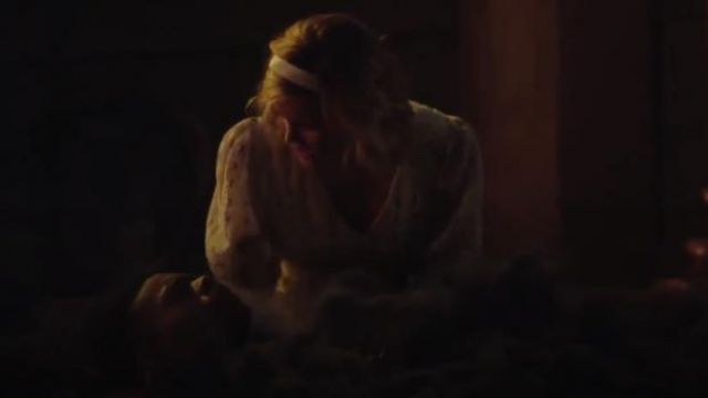 Loveshackfancy Lena Robe Rouge portée par la Dague (Olivia Holt) dans Marvel Cloak & Dagger (S02E08)