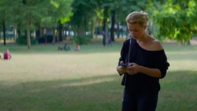 El suéter azul marino con los hombros desnudos usado por Sybil (Virginie Efira) en Sibyl (2019)