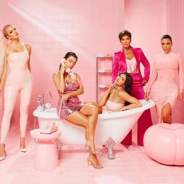 Le pantalon large rose fluo porté par Kris Jenner pour un photoshoot de Skin Kyle
