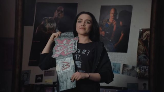 The t-shirt F. M Gents (Filth Mart) Saraya Knight (Florence Pugh) in A family on the ring