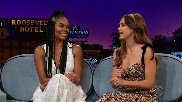 Johanna Ortiz Amour Entre les Espèces d'impression de léopard robe portée par Jessica Alba sur Le Late Late Show avec James Corden 21 Mai 2019
