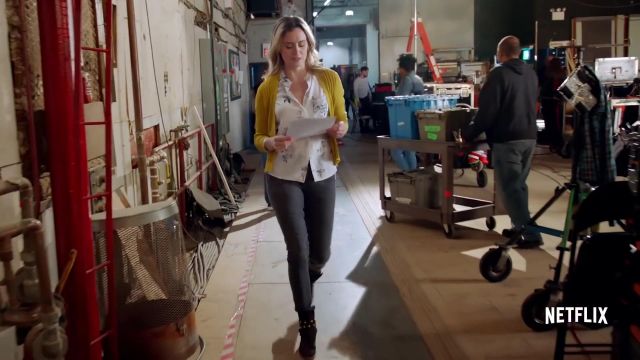 Le gilet jaune moutarde porté par Piper Chapman (Taylor Schilling) dans le teaser de la saison 9 d'Orange is the new black