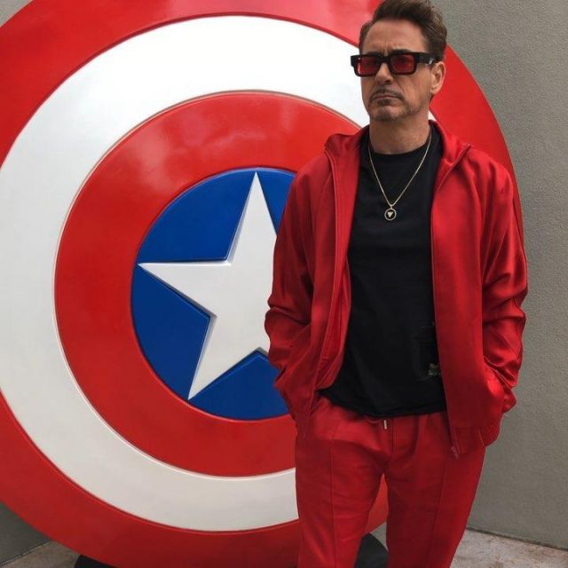 Robert Downey Jr du triangle pendentif comme on le voit sur son Instagram account @Robertdowneyjr