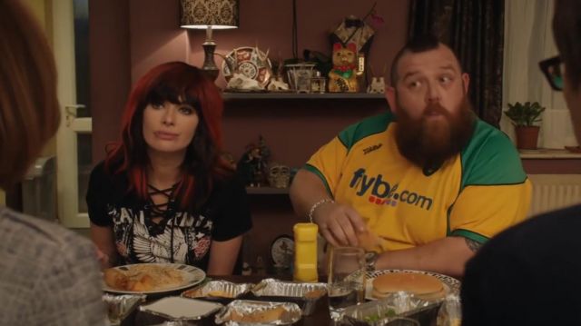 The football shirt Norwich City Patrick "Rowdy Ricky" Knight (Nick Frost) in A family on the ring