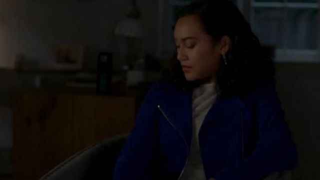 Daim bleu Moto Veste portée par Caitlin Lewis (Sydney Park) dans Pretty Little Liars: Les Perfectionnistes (S01E10)