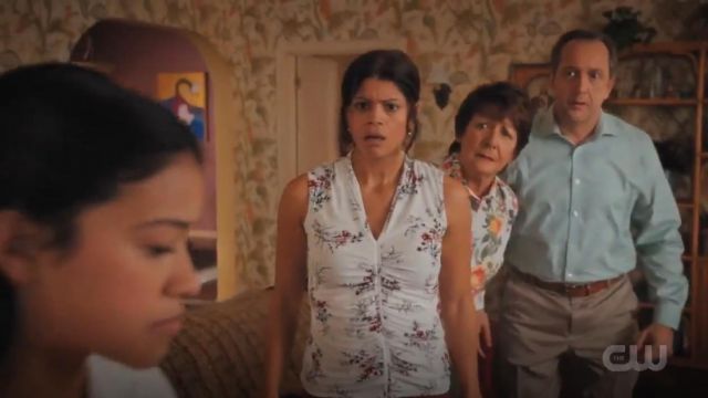 T Tahari Sleeveless V Neck Printed Blouse worn by Xiomara Villanueva (Andrea Navedo) in Jane the Virgin (S05E09)