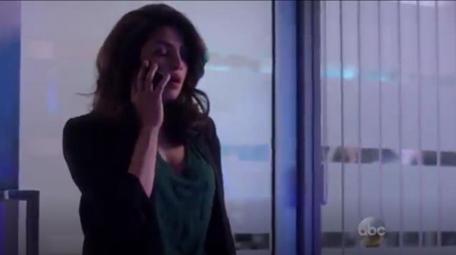 Madewell Whisper Cotton V Neck Pocket Tee usado por Alex Parrish (Priyanka Chopra) en Quantico (S01E17)