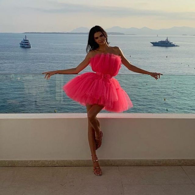 La robe rose évasée H&M x Giam­bat­tista Valli de Kendall Jenner lors du Festival de Cannes 2019