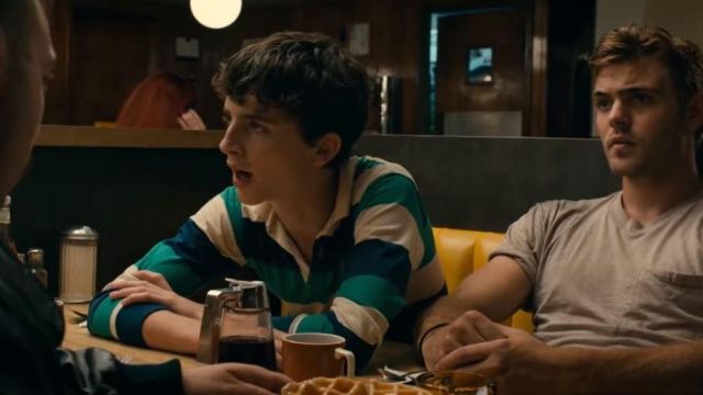 Polo a rayas azules, verdes y blancas usado por Daniel (Timothée Chalamet) en las calurosas noches de verano
