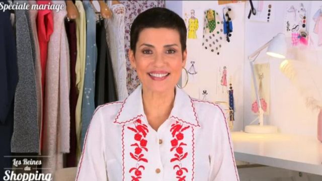 La chemise blanche à fleurs rouges de Cristina Córdula dans Les Reines du shopping