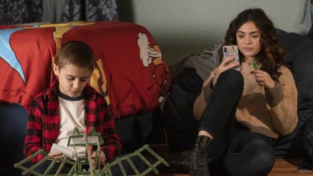 Le pull en tricot beige marron manches longues porté par Olive Stone (Luna Blaise) dans Manifest (Saison 1)