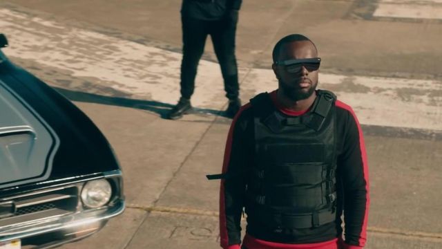 Le sweatshirt noir à bandes rouges contrastantes de Gims dans son clip Miami Vice