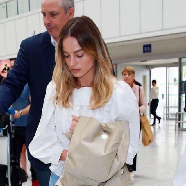 La blouse blanche portée par Margot Robbie le 24 mai 2019 à l'aéroport de Nice