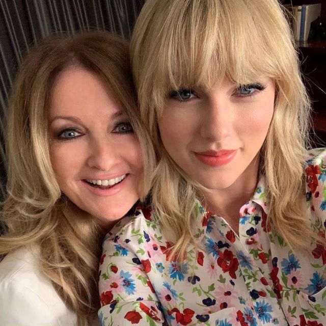 La robe chemise blanche à petites fleurs colorées portée par Taylor Swift au Germany's Next Top Model en Mai 2019